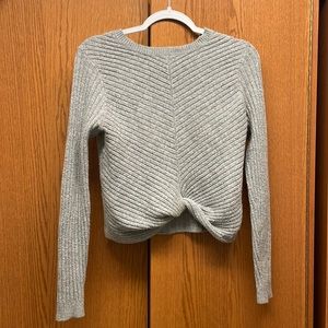 Fitted gray cropped design sweater